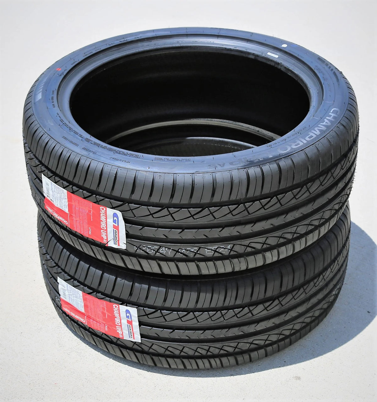 Set of 4 235/45R17 High Performance Tires F322444